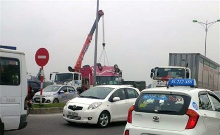 tai nạn giao thông, Hà Nam, xe nằm dưới ruộng