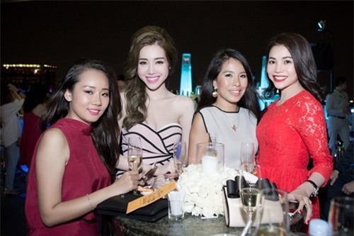 tra ngoc hang bat ngo 