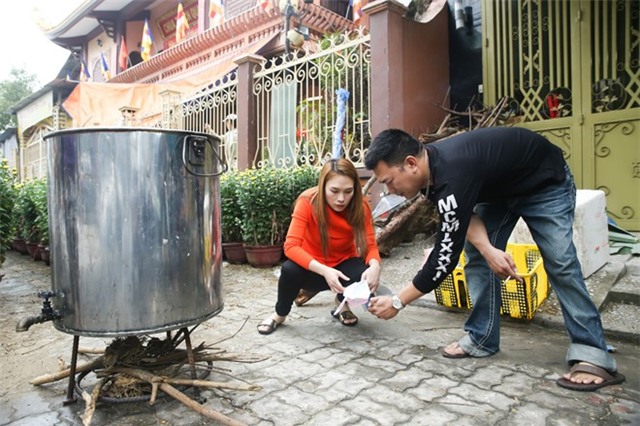 Mỹ Tâm về quê Đà Nẵng nấu bánh, làm mứt