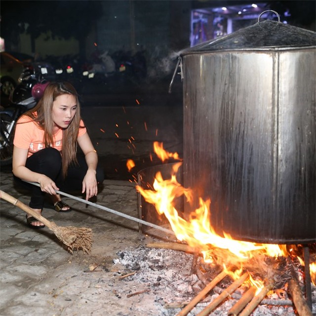 Mỹ Tâm về quê Đà Nẵng nấu bánh, làm mứt