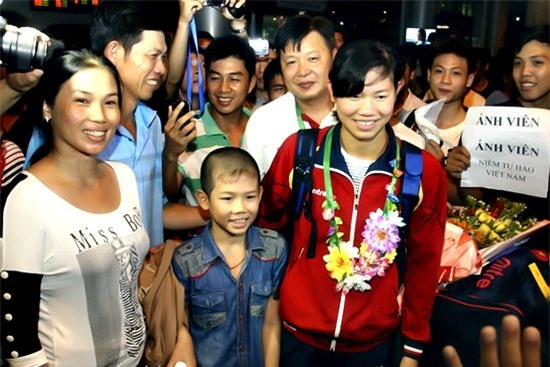 Ánh Viên, Ánh viên tập quên Tết, HCV, tiểu tiên cá, Ánh Viên xa nhà, Đặng Anh Tuấn, xuống nước ngày mùng 1,