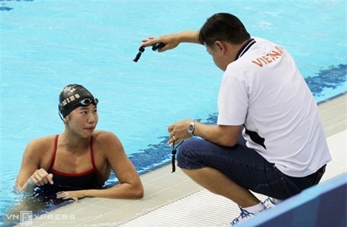 Ánh Viên, Ánh viên tập quên Tết, HCV, tiểu tiên cá, Ánh Viên xa nhà, Đặng Anh Tuấn, xuống nước ngày mùng 1,