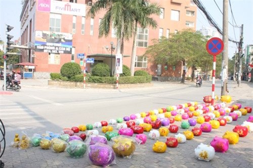 dau nam, dat tre di mua heo dat ve... 