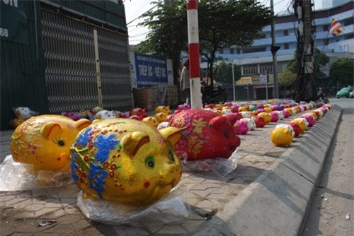 dau nam, dat tre di mua heo dat ve...