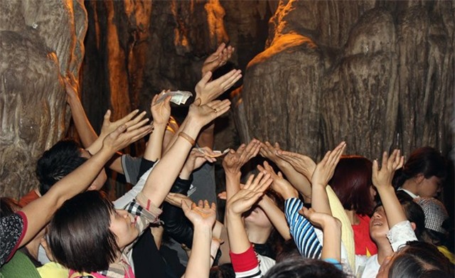 200 cảnh sát hóa trang chống trộm cắp ở lễ hội