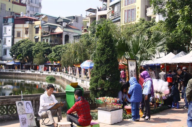 nguoi dan xep hang xin chu thay do ngay dau nam hinh anh 1