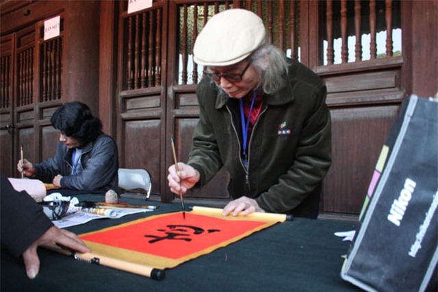 nguoi dan xep hang xin chu thay do ngay dau nam hinh anh 6