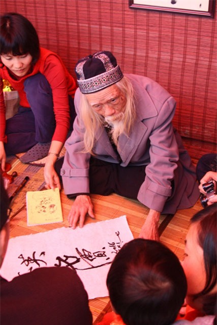 nguoi dan xep hang xin chu thay do ngay dau nam hinh anh 7