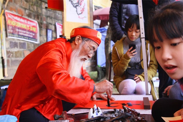 nguoi dan xep hang xin chu thay do ngay dau nam hinh anh 8