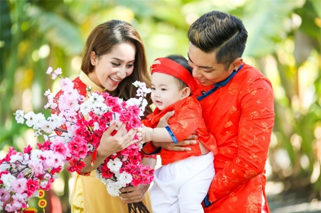 Gia đình Khánh Thi - Phan Hiển mặc áo dài rực rỡ du xuân