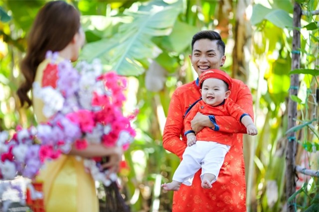 Gia đình Khánh Thi - Phan Hiển mặc áo dài rực rỡ du xuân