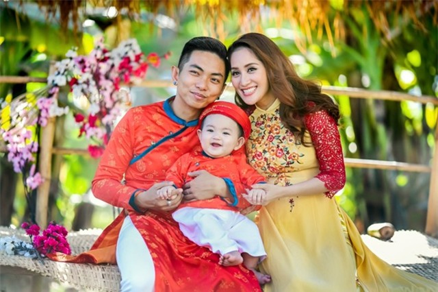 Gia đình Khánh Thi - Phan Hiển mặc áo dài rực rỡ du xuân