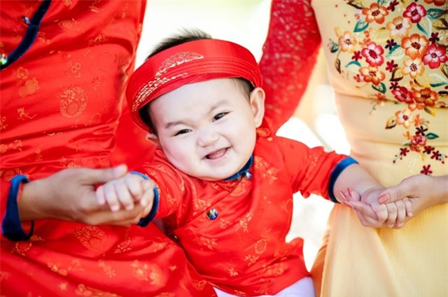 Gia đình Khánh Thi - Phan Hiển mặc áo dài rực rỡ du xuân
