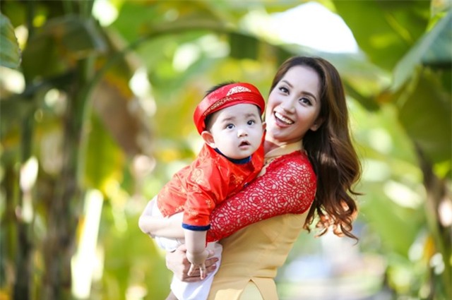 Gia đình Khánh Thi - Phan Hiển mặc áo dài rực rỡ du xuân