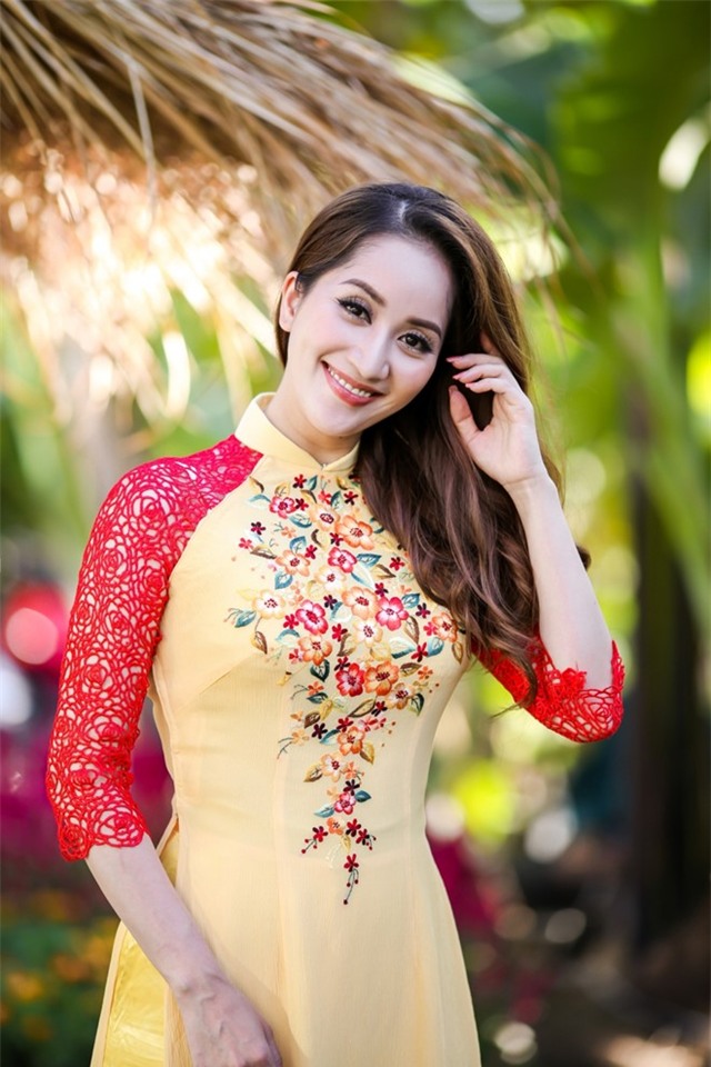 Gia đình Khánh Thi - Phan Hiển mặc áo dài rực rỡ du xuân