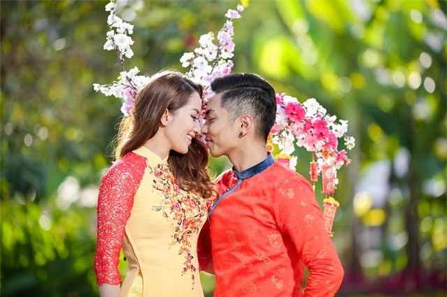 Gia đình Khánh Thi - Phan Hiển mặc áo dài rực rỡ du xuân