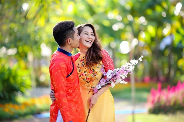 Gia đình Khánh Thi - Phan Hiển mặc áo dài rực rỡ du xuân