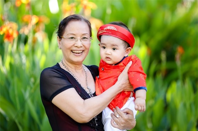 Gia đình Khánh Thi - Phan Hiển mặc áo dài rực rỡ du xuân