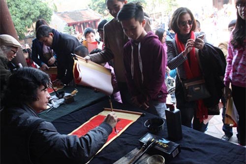 hoc sinh do ve van mieu xin chu cau may dau nam hinh anh 2