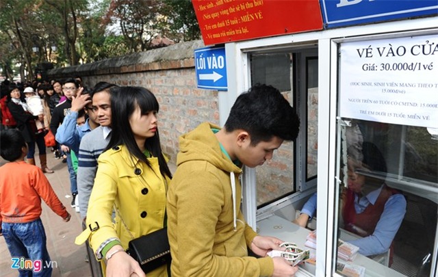 Các điểm vui chơi đông đúc ngày đầu xuân