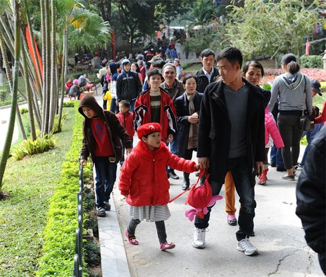 Các điểm vui chơi đông đúc ngày đầu xuân