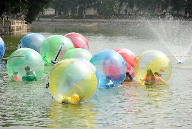 Các điểm vui chơi đông đúc ngày đầu xuân