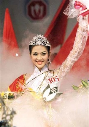 Hoa hậu Phan Thu Ngân trong đêm đăng quang năm 2000