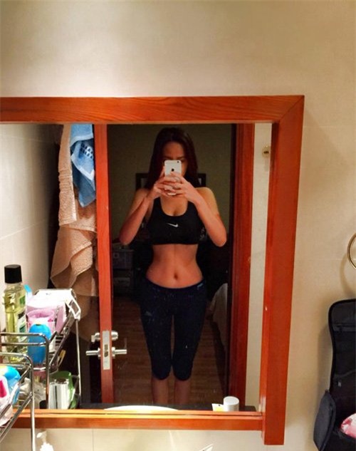 my nhan viet khoe 'eo thon, nguc no' trong phong tap hinh anh 10