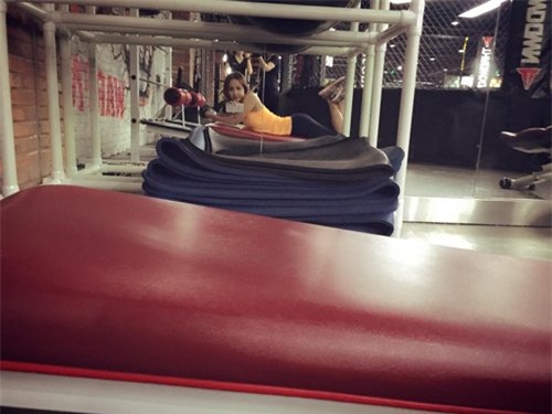 my nhan viet khoe 'eo thon, nguc no' trong phong tap hinh anh 11