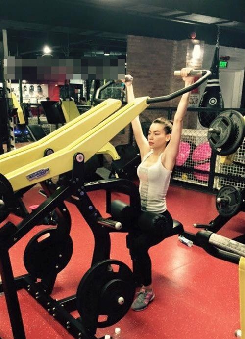 my nhan viet khoe 'eo thon, nguc no' trong phong tap hinh anh 12