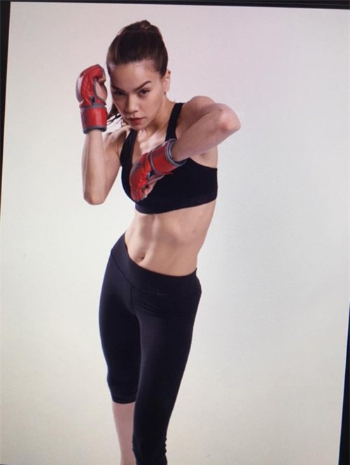 my nhan viet khoe 'eo thon, nguc no' trong phong tap hinh anh 13