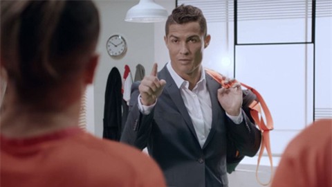 Ronaldo trong quảng cáo cho công ty ở Israel