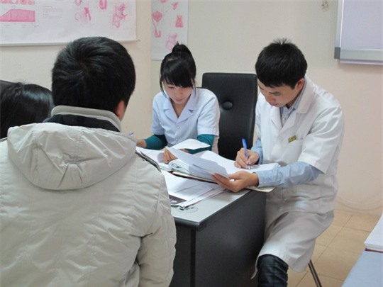 Một cặp đôi đến xin tư vấn chuyện yêu