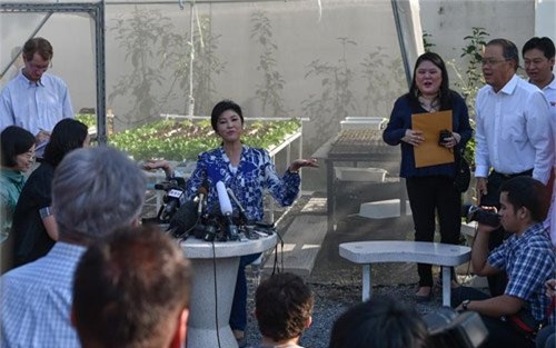 Thái Lan, Yingluck Shinawatra, họp báo, gặp gỡ, phóng viên, rau, khoe, tự trồng, xinh đẹp, thế giới, Vietnamnet