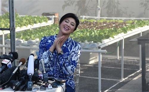 Thái Lan, Yingluck Shinawatra, họp báo, gặp gỡ, phóng viên, rau, khoe, tự trồng, xinh đẹp, thế giới, Vietnamnet