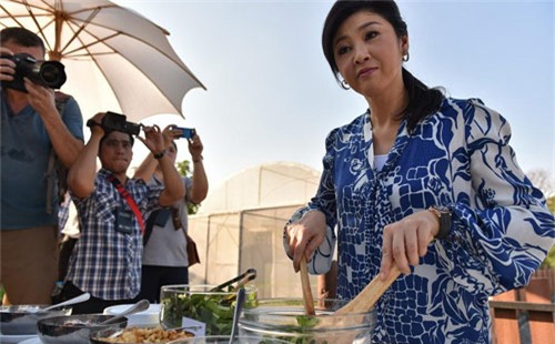Thái Lan, Yingluck Shinawatra, họp báo, gặp gỡ, phóng viên, rau, khoe, tự trồng, xinh đẹp, thế giới, Vietnamnet