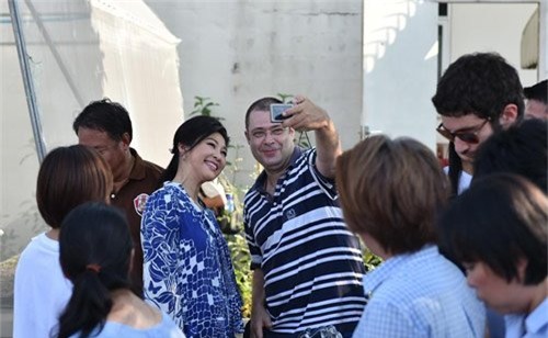 Thái Lan, Yingluck Shinawatra, họp báo, gặp gỡ, phóng viên, rau, khoe, tự trồng, xinh đẹp, thế giới, Vietnamnet