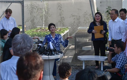 Thái Lan, Yingluck Shinawatra, họp báo, gặp gỡ, phóng viên, rau, khoe, tự trồng, xinh đẹp, thế giới, Vietnamnet