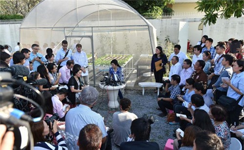 Thái Lan, Yingluck Shinawatra, họp báo, gặp gỡ, phóng viên, rau, khoe, tự trồng, xinh đẹp, thế giới, Vietnamnet