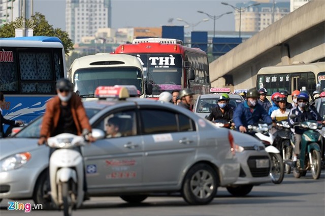 Người dân trở lại thành phố, nhiều nơi ùn tắc