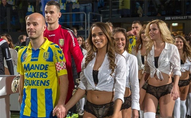 CLB Hà Lan, cầu thủ ra sân cùng dàn chân dài