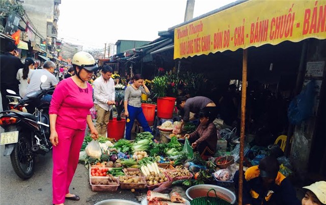 Rau xanh, cá, đậu phụ, đồ ăn giải ngấy, hà nội, xếp hàng, cháy hàng, hút khách, giảm giá, tiểu thương, tết nguyên đán