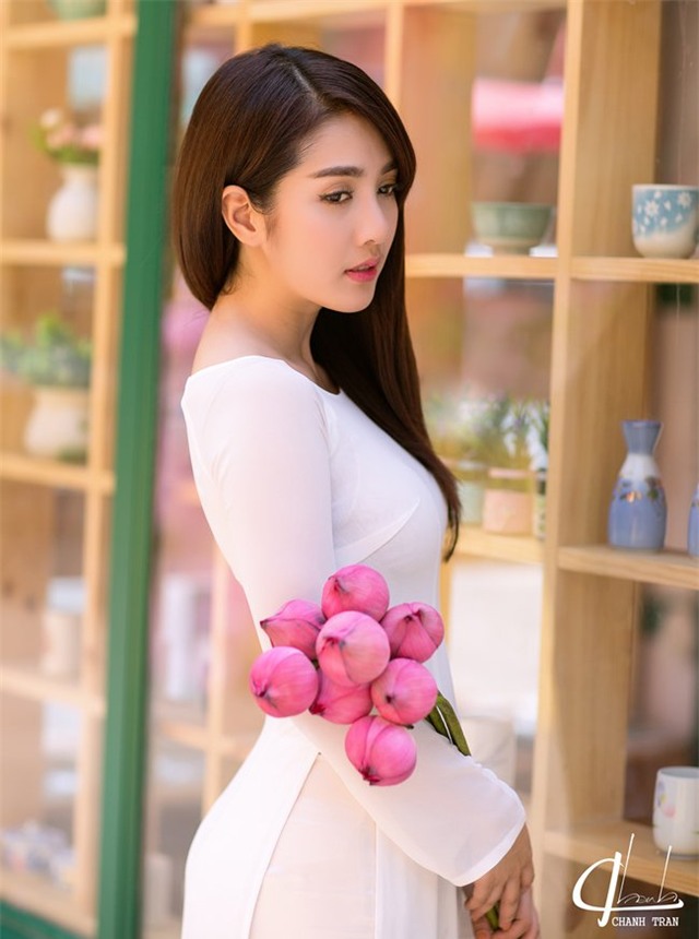 hot girl linh napie e ap ben sen hong hinh anh 1