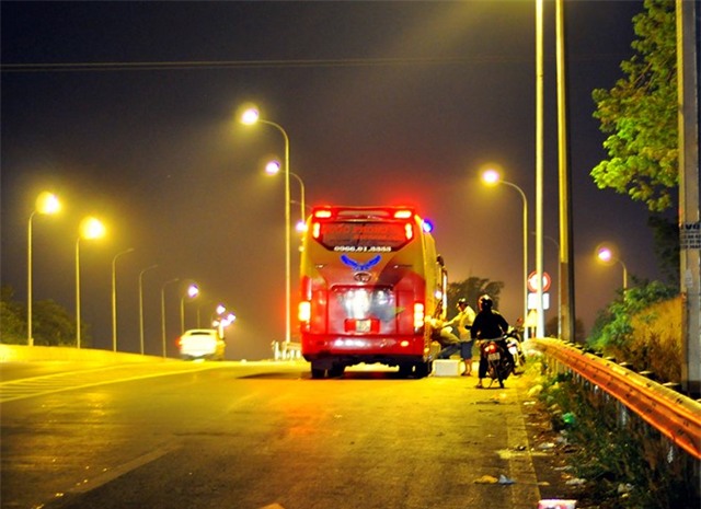 Hành khách bị nhà xe bỏ rơi trên quốc lộ giữa khuya