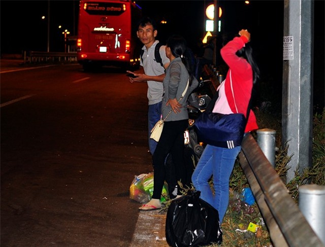 Hành khách bị nhà xe bỏ rơi trên quốc lộ giữa khuya