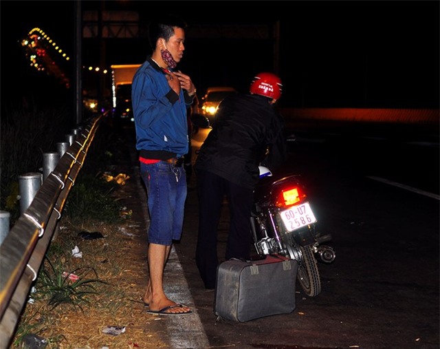 Hành khách bị nhà xe bỏ rơi trên quốc lộ giữa khuya