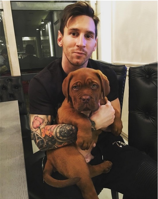 Messi “ngạt thở” bởi nụ hôn nóng bỏng của Antonella ngày lễ tình nhân - Ảnh 2.