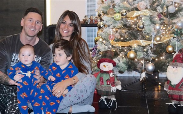 Messi “ngạt thở” bởi nụ hôn nóng bỏng của Antonella ngày lễ tình nhân - Ảnh 3.