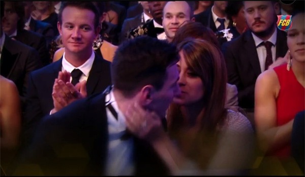 Messi “ngạt thở” bởi nụ hôn nóng bỏng của Antonella ngày lễ tình nhân - Ảnh 5.