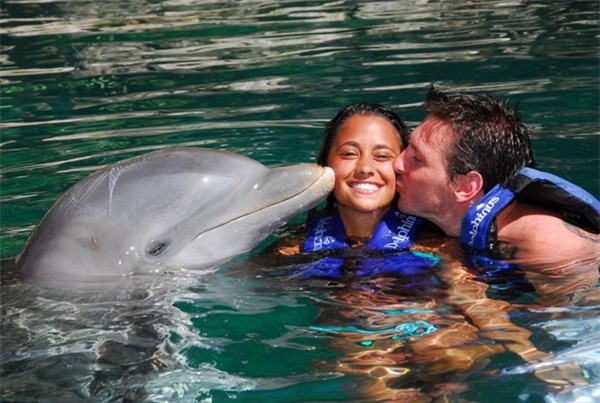 Messi “ngạt thở” bởi nụ hôn nóng bỏng của Antonella ngày lễ tình nhân - Ảnh 6.